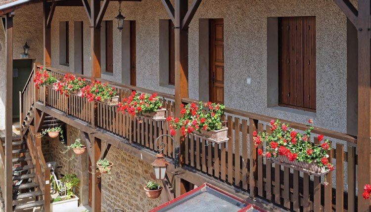 Hotel des Trois Maures Bourgogne - gallerij met geraniums