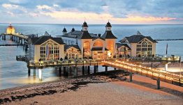 Flaneer over de beroemde Seebrücke op het eiland Rügen