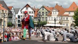 De Märchenstrasse oftewel sprookjesroute - Straatvoorstelling rattenvanger van Hamelen