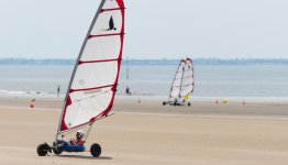 De Atlantische kust is bij uitstek geschikt om te blowkarten (strandsurfen)