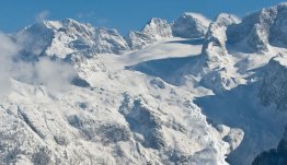 De machtig mooie besneeuwde toppen in Oberösterreich