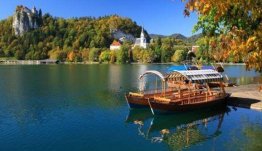 Noordwest Slovenië - bootje varen over het meer van Bled