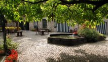 Prachtige patio van Hotel Les Jardins de la Molignee