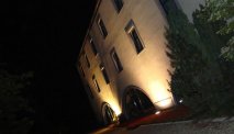 Entree van Hotel Les Jardins de la Molignee in de avond