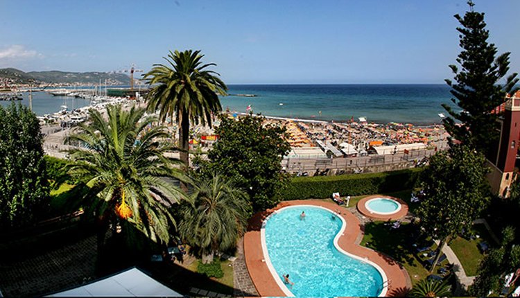 Het prachtige uitzicht op de zee en Loano vanaf Hotel Garden Lido