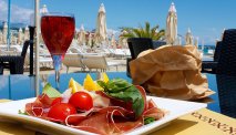 Geniet van de heerlijke Italiaanse prosciutto op het terras bij het zwembad van Hotel Garden Lido