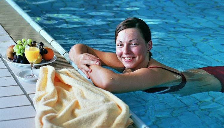 Ontspannen in het zwembad van Hotel Lahnblick
