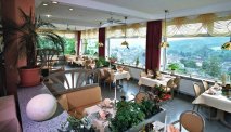 Kies voor gemak en schuif lekker aan in het restaurant van Panoramahotel Lahnblick, met spectaculair uitzicht!