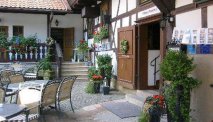 Het terras op de binnenplaats van Hotel Goldener Hirsch