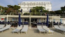 Het heerlijk strand bij Hotel Mediterranee