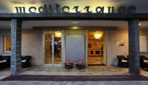 U wordt verwelkomt bij de prachtige entree van Hotel Mediterranee