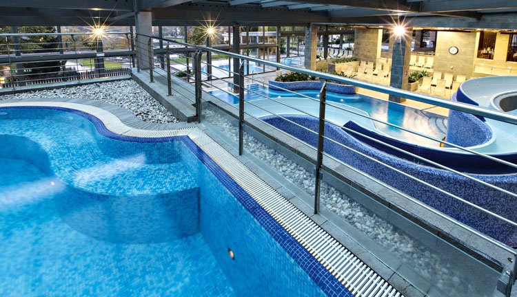 Zwembaden en wellness van Hotel Golf staan tot uw beschikking