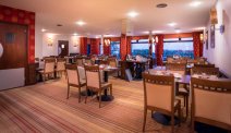 Best Western Hostellerie du Vallon heeft geen restaurant, maar wel een ontbijtzaal