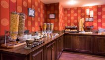 Start de dag met een ontbijtbuffet bij Best Western Hostellerie du Vallon