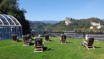 Ligweide met uitzicht over het meer bij Hotel Kompas in Bled