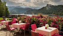 Hotel Kompas met een fantastisch terras aan het meer van Bled