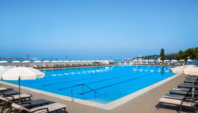 Heerlijke buitenbaden met prachtig uitzicht op zee bij Hotel Lucija