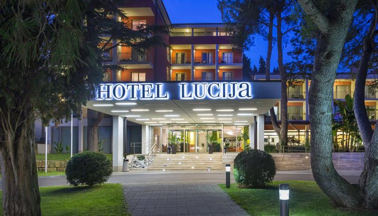 De uitnodigende entree Hotel Lucija