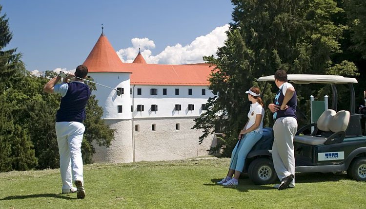 Hotel Grad Mokrice ligt direct aan de golfbaan