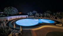 Hotel Park Plaza Belvedere zwembad by night
