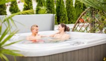 U vindt in de tuin van Hotel Seppi een jacuzzi