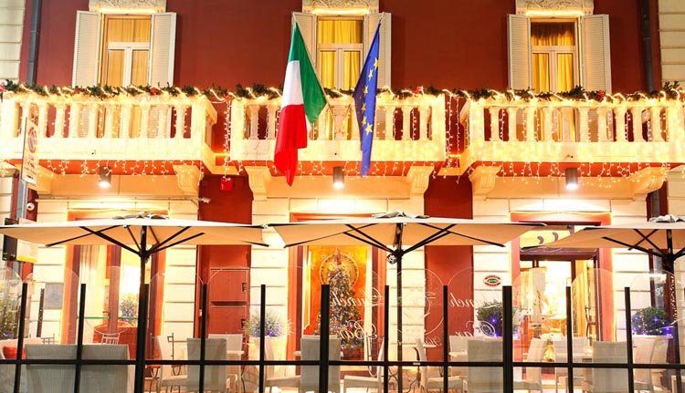 De kleurrijke gevel van Hotel Puccini