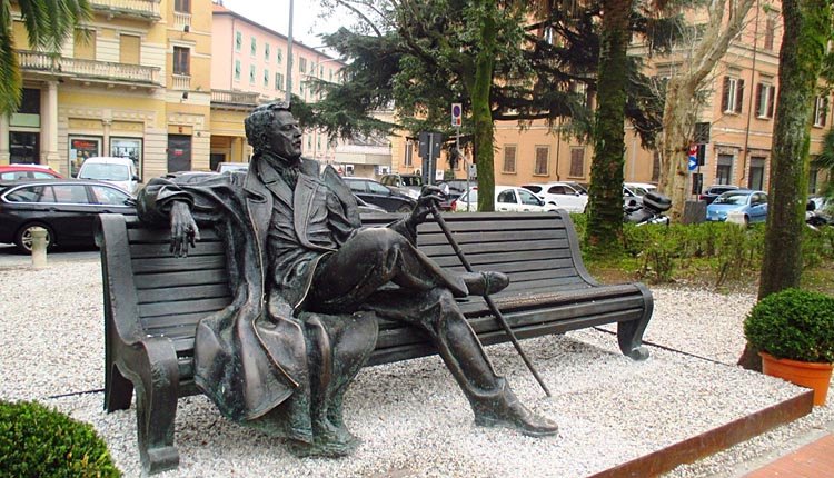 Het standbeeld van Giacomo Puccini bij het gelijknamige hotel