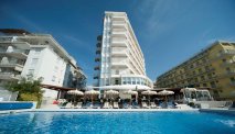 Het zwembad van Hotel delle Nazioni voor een verfrissende duik