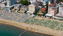 Het bovenaanzicht op Hotel Montecarlo in Lido di Jesolo