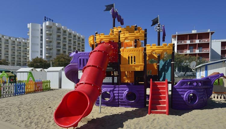 Een leuk speeltoestel op het strand bij Hotel Il Continental
