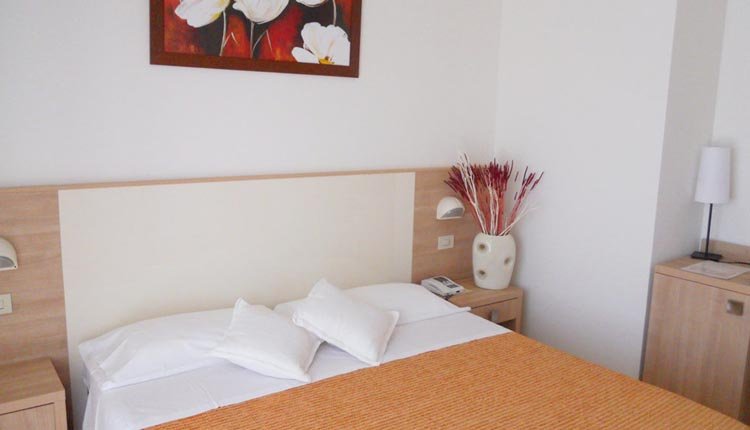 De comfortabele tweepersoonskamer in Hotel Sahara