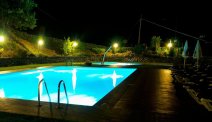 Het sfeervol verlichte zwembad van Hotel Belvedere
