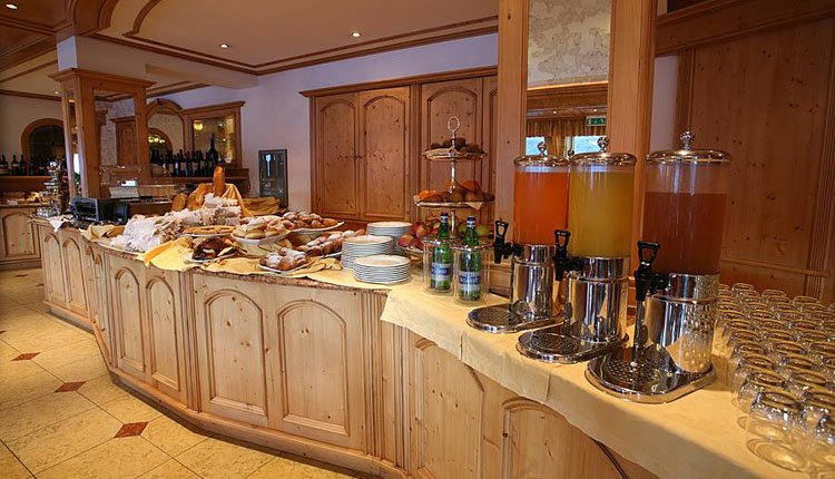 Het uitgebreide ontbijtbuffet bij Hotel Lagorai met o.a. zoete lekkernijen