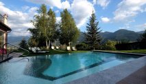Hotel Lagorai - zwemmen, relaxen in een ligstoel en op en top genieten van de overweldigende bergachtige omgeving