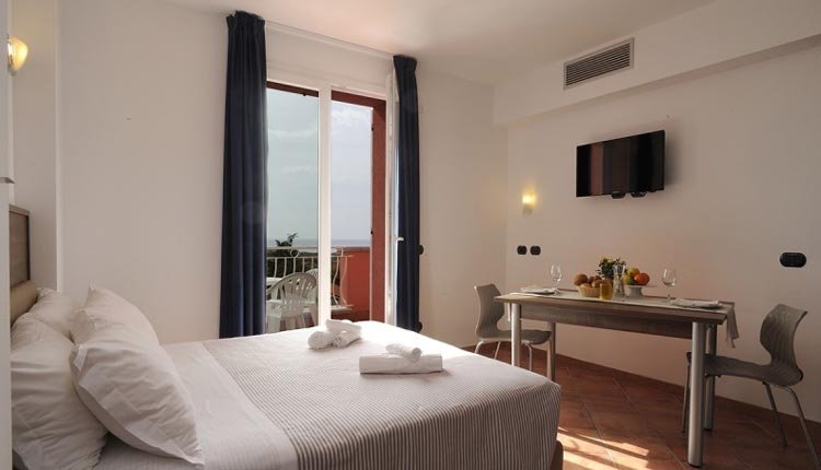 De kamers in Hotel Ai Pozzi Village Spa Resort zijn van alle gemakken voorzien