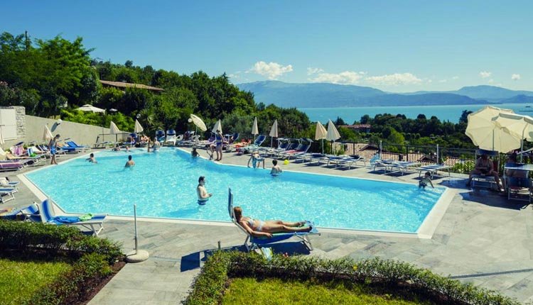 Het schitterend gelegen zwembad van Hotel Belvedere