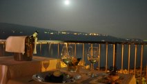 Ook in de avond biedt het dakterras van Hotel Meandro een schitterend uitzicht over het Gardameer