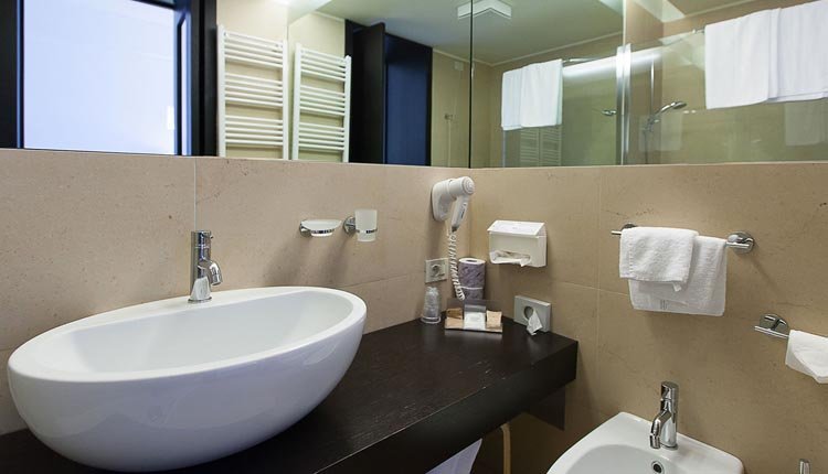 De badkamer bij de new superior kamer in Hotel Meandro