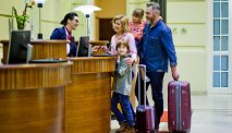 U wordt hartelijk ontvangen bij de receptie van Hotel Polonia Palace