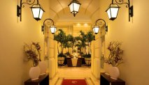 De imposante hal van Hotel Polonia Palace