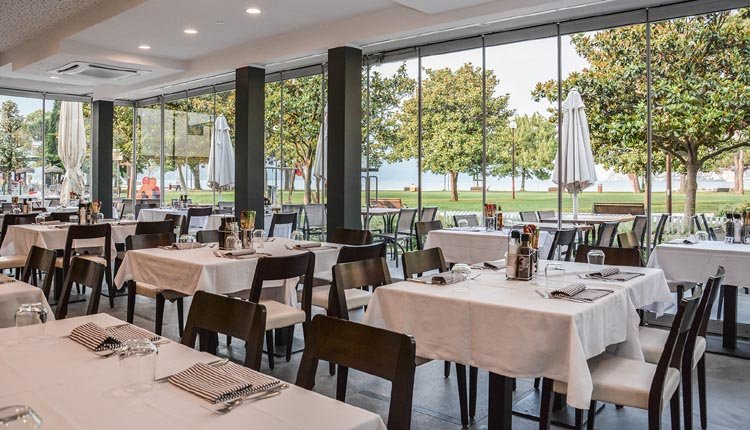 Vanuit het restaurant van Hotel Bellariva heeft u fantastisch uitzicht over het Gardameer