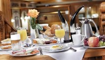 Elke morgen staat er een uitgebreid ontbijtbuffet klaar in Hotel Zum Goldenen Ochsen