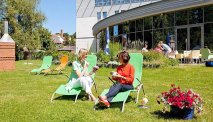 Heerlijk ontspannen in de tuin van Hotel Rugen