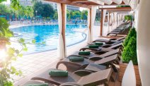 Heerlijke ligstoelen bij het zwembad van Hotel Florida Park
