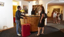 U wordt vriendelijk ontvangen bij de receptie van Hotel Meierhof 