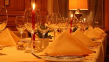 de gedekte tafels staan voor u klaar bij Central Sporthotel in Davos