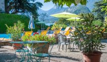 Het gezellige terras bij Hotel Du Lac