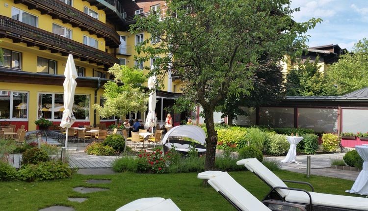 Hotel Latini - tuin met heerlijk terras