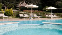 Hotel King beschikt over een heerlijk zwembad voor aangename verkoeling in de heetste maanden van het jaar