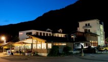 Hotel Meiringen in de avond